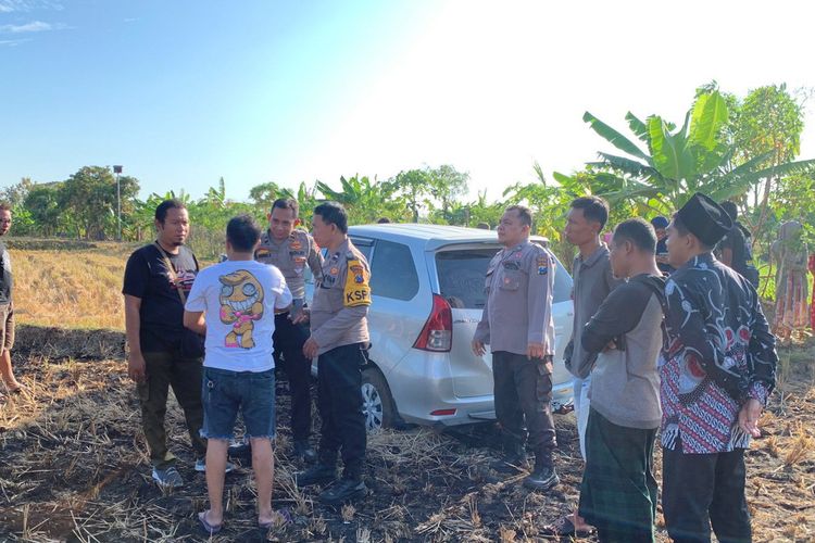 Avanza Di Biarkan Begitu Saja Di Sawah dan Menghebokan Lamongan